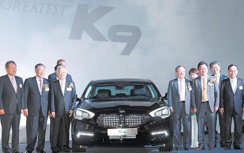 Chairman Chung Mong-koo (second from left) and other business leaders pose with the K9, Kia Motors’ first luxury premium sedan, at a launch ceremony in Seoul on Wednesday.(Park Hyun-koo/The Korea herald)