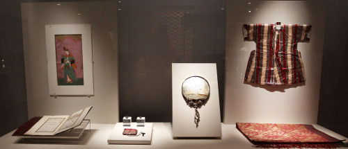 Mirrors, garments and ornaments from the Ottoman Empire are on display at the National Museum  of Korea. (The National Museum of Korea)