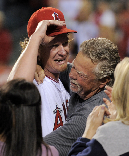 Angels pitcher Jered Weaver celebrates his no-hitter with his family. (AP-Yonhap News)