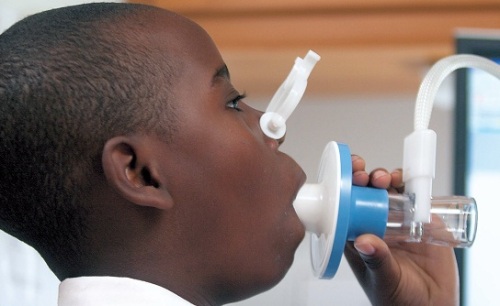 Asthma patient LaVonte Smith, 8, breathes into a machine that measures lung function as the Breathmobile stops at Smith’s school in Oakland, California in 2009. (D. Ross Cameron/Oakland Tribune/MCT)