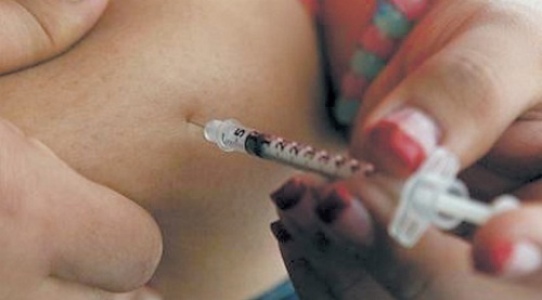 Judith Garcia, 19, gives herself an injection of insulin at her home in the Los Angeles suburb of Commerce, California, April 29. A major study, released Sunday, tested several ways to manage blood sugar in teens newly diagnosed with diabetes and found that nearly half of them failed within a few years and 1 in 5 suffered serious complications. Garcia still struggles to manage her diabetes with metformin and insulin years after taking part in the study at Children’s Hospital Los Angeles. (AP)