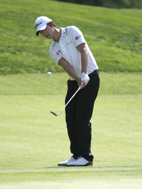 Korea’s Noh Seung-yul hits an approach shot on the 15th hole on Thursday. (UPI-Yonhap News)