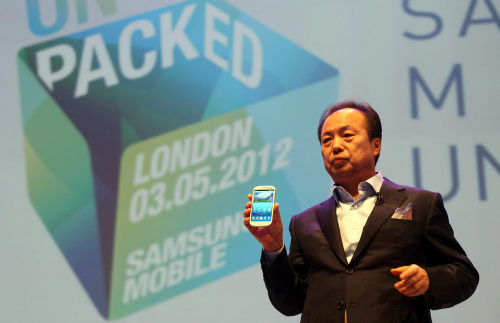 Shin Jong-kyun, president and head of Samsung Electronics’ mobile division, presents the new Samsung Galaxy S III smartphone on Thursday. (Yonhap News)