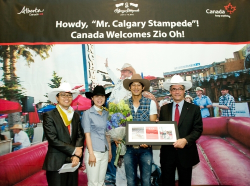 Canadian Ambassador David Chatterson (right) poses with Zio Oh (second from right) after announcing he had been named Korea’s Mr. Calgary Stampede. (Canadian Embassy)