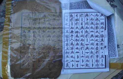 The photo shows a part of the original Hunminjeongeum Haeryebon Sangjubon (left), which explains the Korean writing system of Hangeul, and a copy of the Hunminjeongeum Haeryebon Kansongbon (right). (Yonhap News)