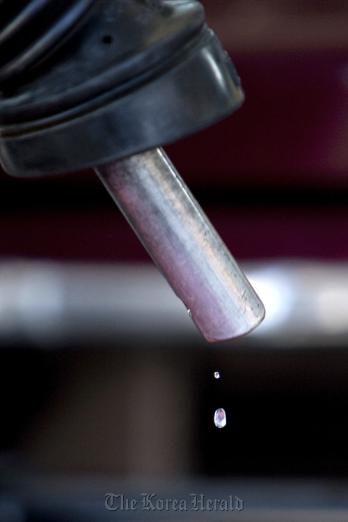 Gasoline drips from the nozzle of a gasoline pump at a Shell gas station in San Francisco, California. (Bloomberg)