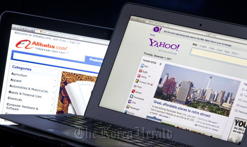 The Yahoo! Inc. and Alibaba Group Holding LTD. websites are displayed on computer monitors for a photograph in New York. (Bloomberg)