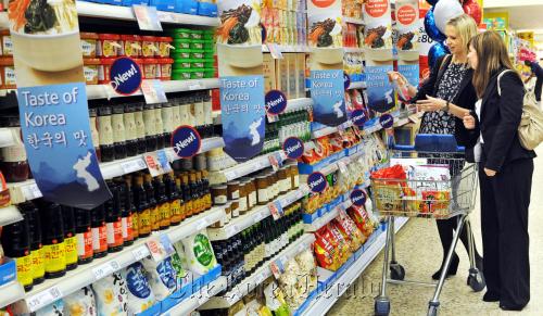 Shoppers look at Korean food products during the Taste of Korea at Tesco Extra New Malden store in New Malden, the U.K. (Homeplus)