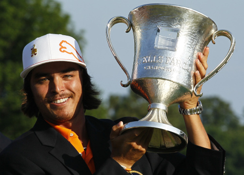 Rickie Fowler poses with the winner’s trophy on Sunday. (AP-Yonhap News)