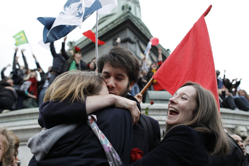 Supporters of Socialist President-elect Francois Hollande celebrate after the results of the second round of the French Presidential elections were announced at Bastille Square in Paris on Sunday. (AP-Yonhap News)