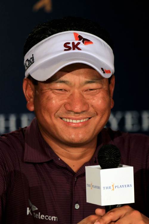 Korea’s Choi Kyung-ju talks with the media on Tuesday. (AFP-Yonhap News)