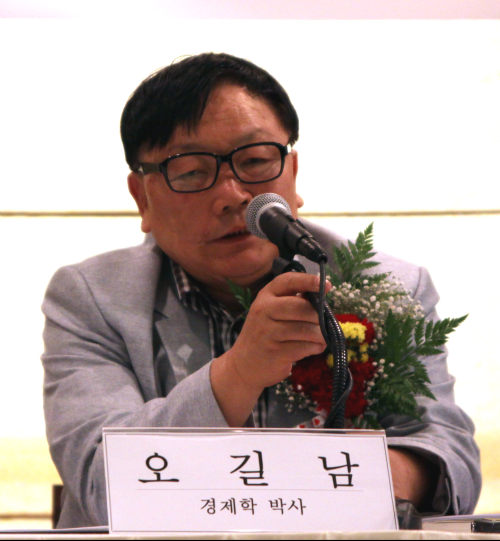 Oh Kil-nam, husband of Shin Sook-ja, speaks during a press conference in Seoul on Tuesday. (Yonhap News)