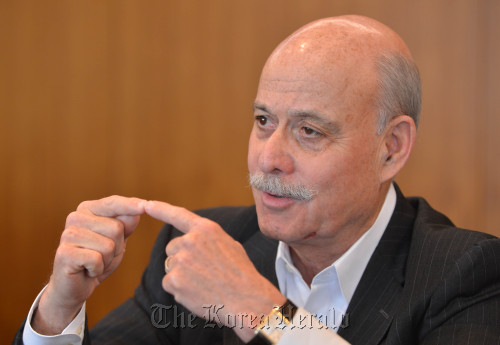 American economist Jeremy Rifkin speaks during a press meeting in Seoul on Wednesday. (Lee Sang-sub/The Korea Herald)