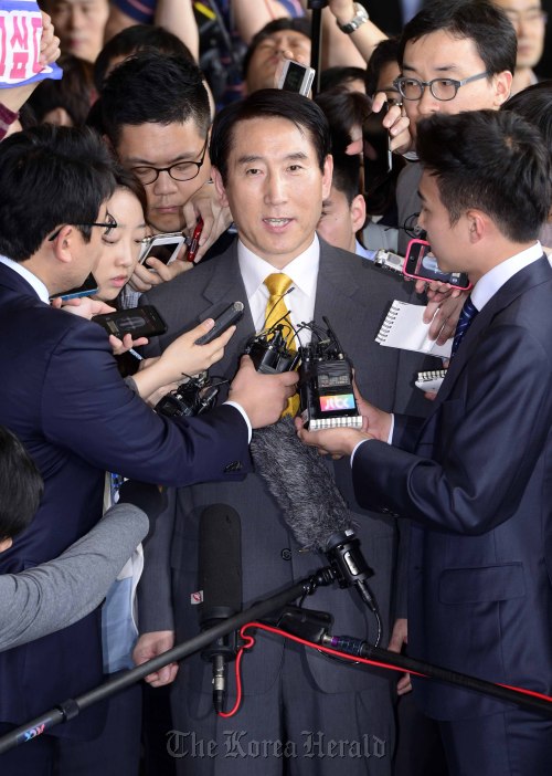 Former Police Commissioner-General Cho Hyun-oh talks to the press at the entrance of the Seoul Central Prosecutors’ Office in Seoul on Wednesday. (Park Hae-mook/The Korea Herald)