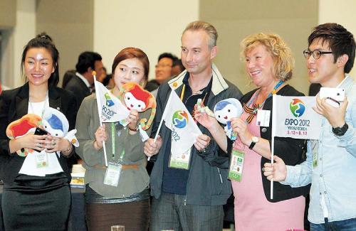 Staff of the International Pavilion and the International Organizations Pavilion at the Yeosu Expo pose for a photo during a welcome dinner hosted by the Expo organizing committee Tuesday evening at the expo site. (Yonhap News)