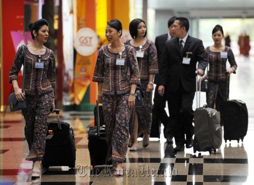 Singapore Airlines Ltd. flight staff walk through Changi Airport in Singapore. (Bloomberg)