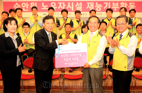 KESI head Gong Chang-seok (second from right) donates money to Suwon Bohun Nursing Home at a ceremony on Thursday. (KESI)