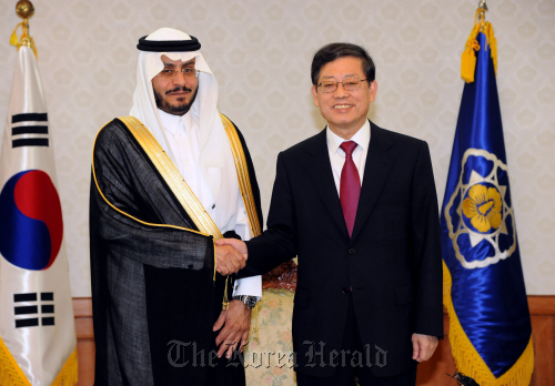 Prime Minister Kim Hwang-sik greets Saudi Arabia’s Housing Minister Shuwaish Al-Duwaihi before holding talks at his office in Seoul on Thursday. (Yonhap News)