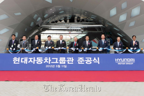 Hyundai Motor Group vice chairman Chung Eui-sun (third from left) poses during an event to celebrate the establishment of the automaker’s pavilion in the Yeosu Expo site on Friday. (Hyundai Motor)