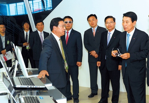 LG Chem CEO Kim Bahn-suk (right) visits LG Pavilion.(Park Hae-mook/The Korea Herald)