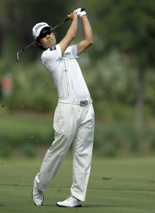 Kevin Na plays a shot on the sixth fairway on Saturday. (AP-Yonhap News)