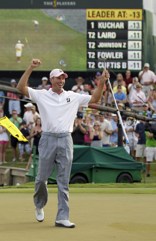 Matt Kuchar celebrates his win on the 18th green. (AP-Yonhap News)