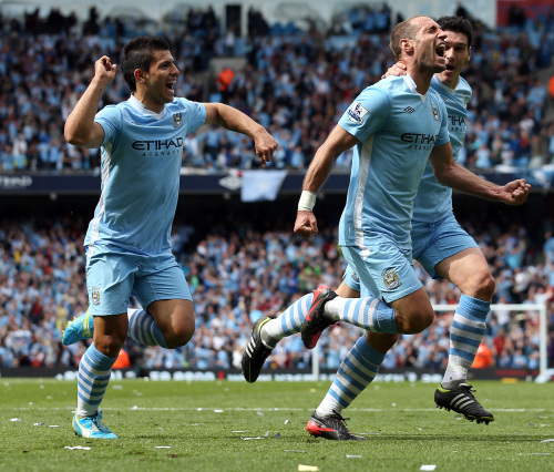 Manchester City`s Pablo Zabaleta, center, celebrates scoring against Queens Park Rangers with teammates Gareth Barry, right, and Sergio Aguero during their English Premier League soccer match at the Etihad Stadium, Manchester, England, Sunday. (AP-Yonhap News)