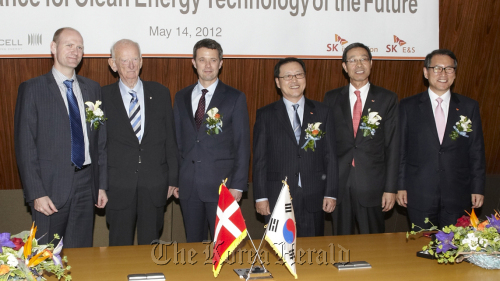 From left: Topsoe Fuel Cell CEO Lars Martiny, Topsoe Fuel Cell chairman Haldor Topsoe, Denmark’s Crown Prince Frederik, SK executive vice chairman Jung Man-won, SK E&S president Moon Duk-kyu and SK Innovation president Kim Dong-sub pose after attending a signing ceremony on Monday. (SK Group)