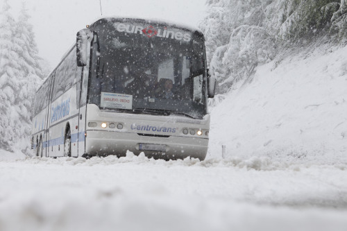 A bus drives on a road during snowy weather near Sarajevo, Bosnia, Monday. (AP-Yonhap News)