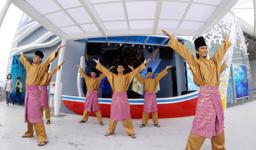 Malaysian traditional performance is underway at the Yeosu Expo on Monday, May 13, 2012. (Yonhap)