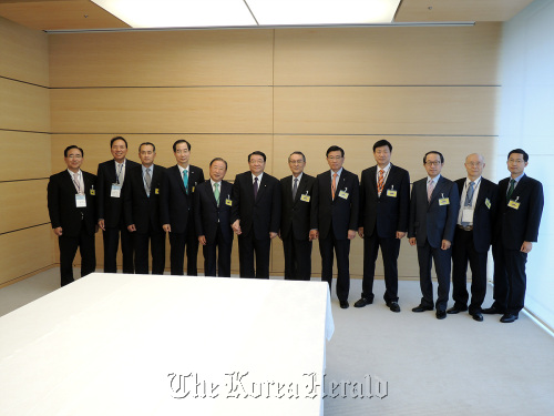 Korean businessmen pose with Japan’s Chief Cabinet Secretary Osamu Fujimura (sixth from left) before talks in Tokyo on Tuesday. From left are Shinhan Financial chairman Han Dong-woo, Samsung Electronics adviser Lee Yoon-woo, Dongkuk Steel chairman Chang Sae-joo, KITA chairman Han Duck-soo, Hyosung chairman Cho Suck-rai, Fujimura, Mitsubish Corp. chairman Mikio Sasaki and Kumho Asiana chairman Park Sam-koo. (Hyosung)