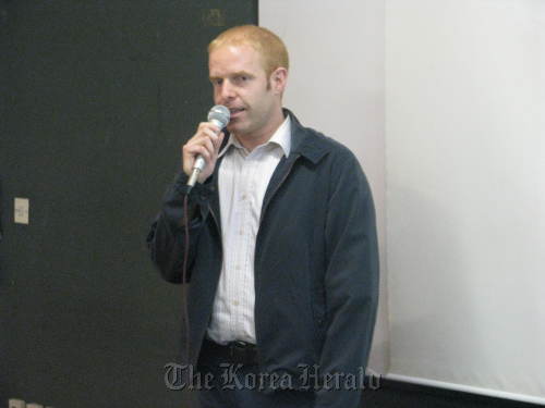 Chris Green of the Daily NK speaks as part of the North Korean Human Rights Speaker Series at the Artreon Toz in Sinchon last Wednesday. (Rob York/The Korea Herald)