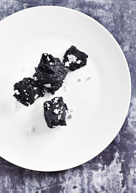 Burned ashes bread, a new Nordic creation, fashioned from hay, leek and onion ash and sprayed with burned vegetables (Danish Agriculture and Food Council)