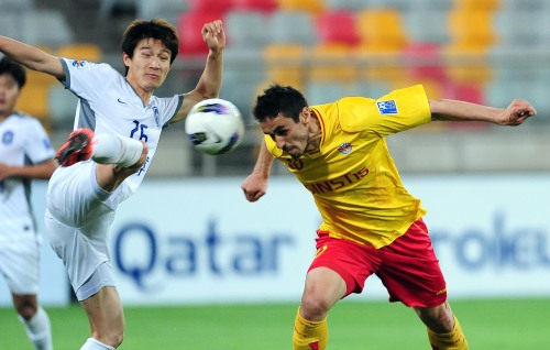 Seongnam Ilhwa forward Vladmir Jovancic heads the ball against Tianjin Teda on Tuesday. (Yonhap News)