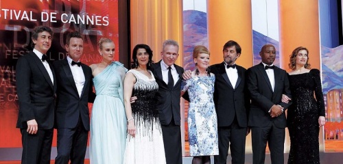Members of the jury (From left), Alexander Payne, Ewan McGregor, Diane Kruger, Hiam Abbass, Jean-Paul Gaultier, Andrea Arnold, Nanni Moretti, Raoul Peck and Emmanuelle Devos pose during the opening ceremony at the 65th international film festival in Cannes on Wednesday. (AP-Yonhap News)