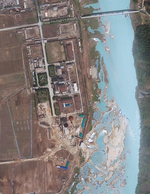 This April 30 satellite image provided by GeoEye shows the area around the Yongbyon nuclear facility in Yongbyon, North Korea. (AP-Yonhap News)