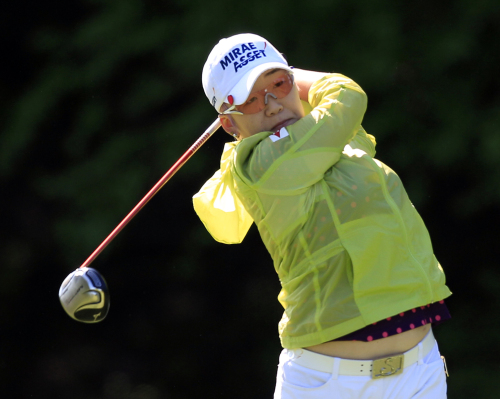 Korea’s Shin Ji-yai watches her tee shot on the second hole on Thursday. (AP-Yonhap News)