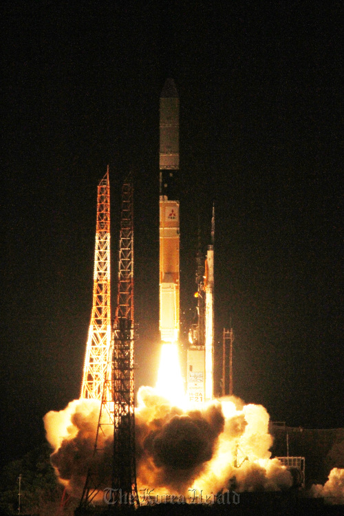 The Japanese H-2A rocket roars off the launch pad carrying Korea’s multipurpose satellite Arirang-3 at the Tanegashima Space Center in Japan on Friday. MHI