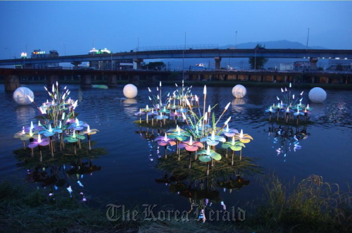 Light displays at Dongcheon in Suncheon, South Jeolla Province, during last year’s Suncheon EcoGeo Festival. (Suncheon City Government)