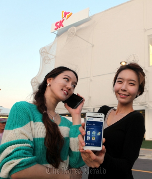 Models show smartphones powered by LTE networks in front of the SK Telecom pavilion at Yeosu Expo. (SK Telecom)