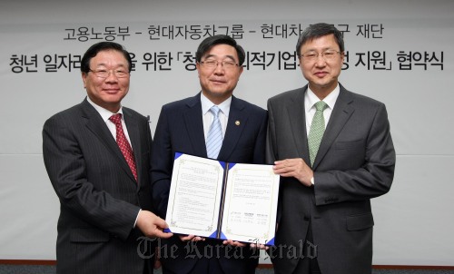 Hyundai Motor Co. vice chairman Kim Eok-jo (left), Vice Labor Minister Lee Ki-kwon (center) and Chung Mong-koo Foundation executive director Yoo Young-hak pose after signing an agreement to support young entrepreneurs at a ceremony in Seoul on Tuesday. (Hyundai Motor)