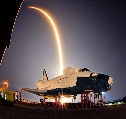 The private company SpaceX launches its Falcon 9 rocket and an unmanned Dragan capsule from a Cape Canaveral launch pad, over a model of a space shuttle at the Kennedy Space Center on Tuesday. (AP-Yonhap News)