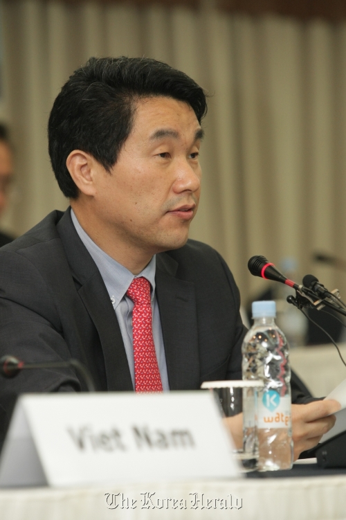 Minister Lee Ju-ho speaks at a closing conference of the APEC Education Ministerial Meeting on Wednesday in Gyeongju, North Gyeongsang Province.