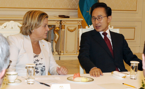 President Lee Myung-bak talks with Ileana Ros-Lehtinen, the chairwoman of the U.S. House Foreign Affairs Committee, at Cheong Wa Dae Wednesday. (Yonhap News)