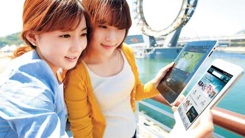 Visitors to the Yeosu Expo site connect to the Internet through services provided by KT. (KT)