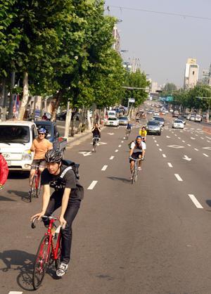 Nam Ki-hyuk (front), head manager of Fixiemeister, on a ride. (Yonhap News)