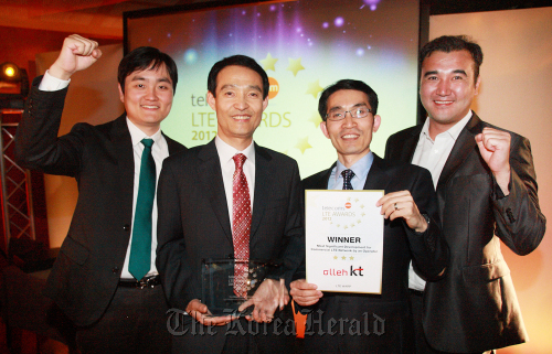 Kim Sung-man (second from left), senior executive vice president of the network group at KT, celebrates with company officials after receiving the top award for LTE networks at an event in Barcelona on Wednesday. (KT)