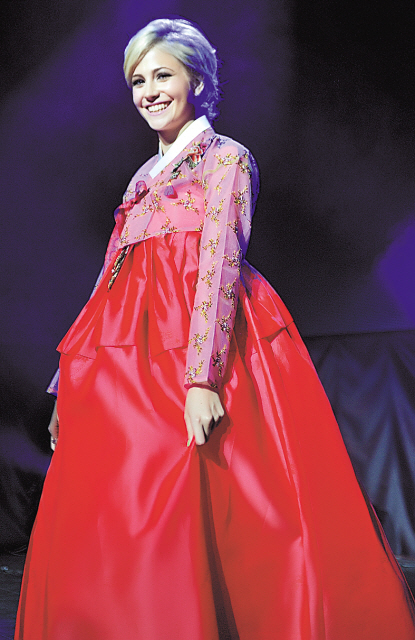 Pixie Lott dons a hanbok and responds to the audience at her album showcase in Seoul on Wednesday. (Universal Music Korea)