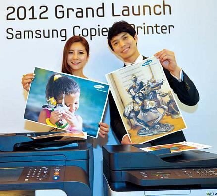 Models introduce Samsung Electronics’ new lineup of copiers and printers at a launch at its office in Seoul on Thursday. (Kim Myung-sub/The Korea Herald)