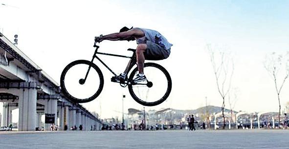 Kim Gwang-hyun shows off his free-riding tricks. Kim has been riding a fixed-gear bike for five years.(Yonhap News)